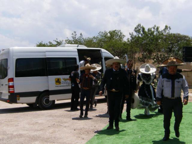 Charros llegando a misa