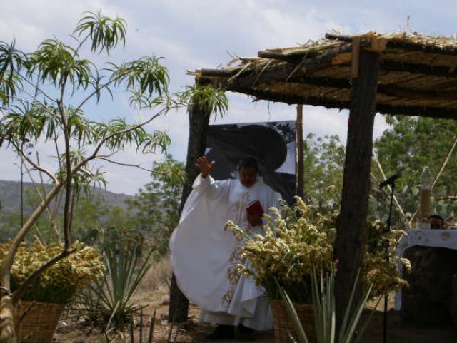 El sacerdote bendiciendo a la concurrencia