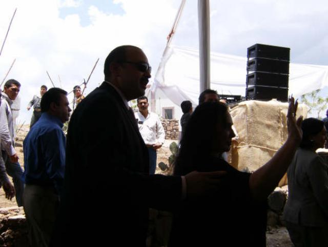 Flor Silvestre saludando a los medios