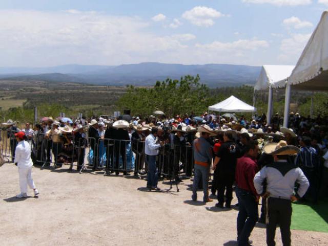 Inmenso mar de gente en espera a visitar su tumba