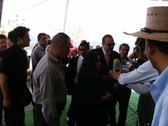 Flor Silvestre saludando tambien a los medios