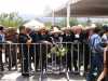 Los charros en espera de pasar a la tumba de Antonio Aguilar