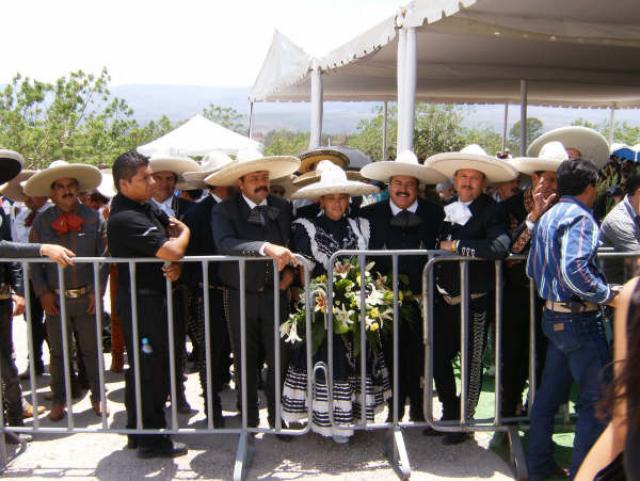 Los charros en espera de pasar a la tumba de Antonio Aguilar