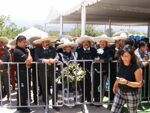 Ofrendas florales listas y un sinfin de recuerdos