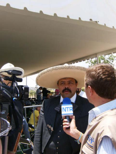 Javier Basurto con los medios