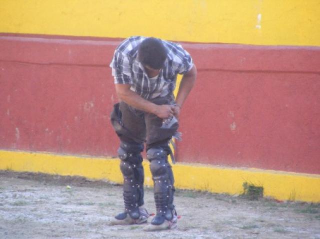 El parro de San Martin, acomodandose antes de subirse al cajon de los sustos.