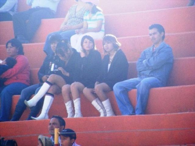 Las chicas VIP, esperando su participacion y muy atentas al evento.