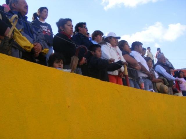 El respetable Publico siempre orando por la vida de los Jinetes.